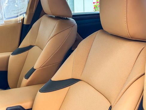 Used 2025 Lexus ES 300h w/ Premium Package FWD image 23