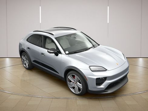 Certified 2025 Porsche Macan 4S Electric AWD/4WD image 39