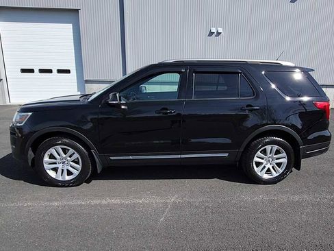 Used 2018 Ford Explorer XLT w/ Equipment Group 202A image 5