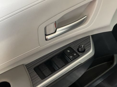 Used 2025 Toyota Sienna XLE image 15