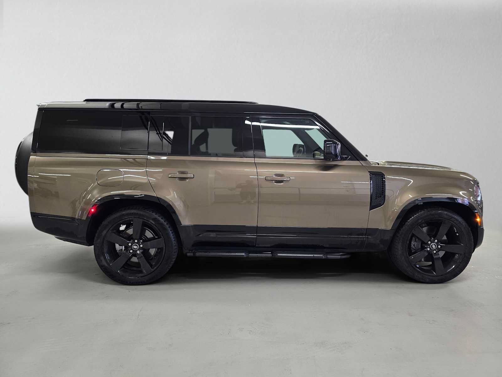 Used 2025 Land Rover Defender 130 X-Dynamic SE AWD/4WD image 6