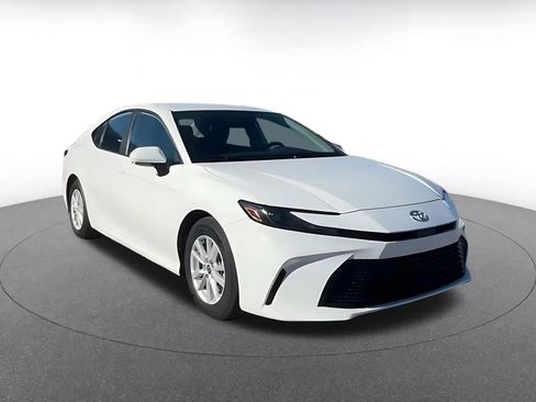 Used 2025 Toyota Camry LE image 3