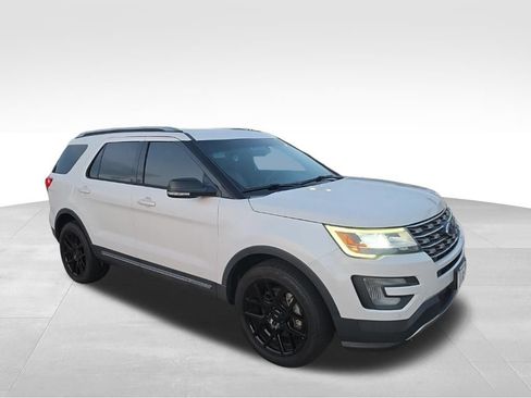 Used 2016 Ford Explorer XLT w/ Equipment Group 202A AWD/4WD image 4