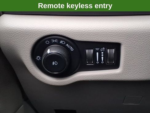 Used 2023 Chrysler Pacifica Touring-L FWD image 29