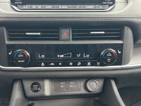 Used 2025 Nissan Rogue SV w/ SV Premium Package image 16