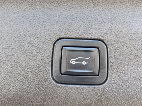 Used 2022 GMC Yukon XL SLT w/ SLT Luxury Package image 15