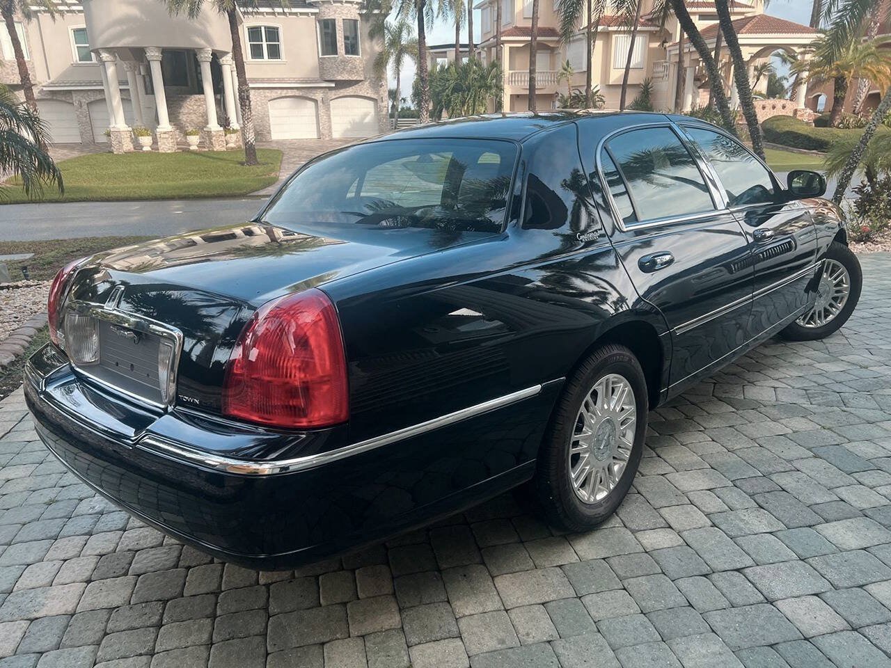 Used 2011 Lincoln Town Car Signature Limited w/ Continental Edition Pkg RWD image 3