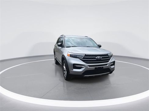 Used 2021 Ford Explorer XLT w/ Equipment Group 202A image 2
