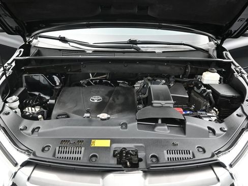 Used 2019 Toyota Highlander XLE AWD/4WD image 40