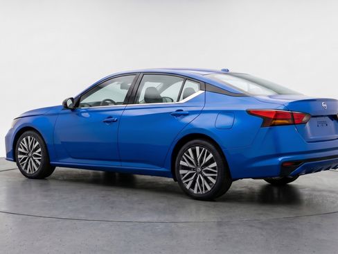 Used 2025 Nissan Altima 2.5 SV FWD image 6