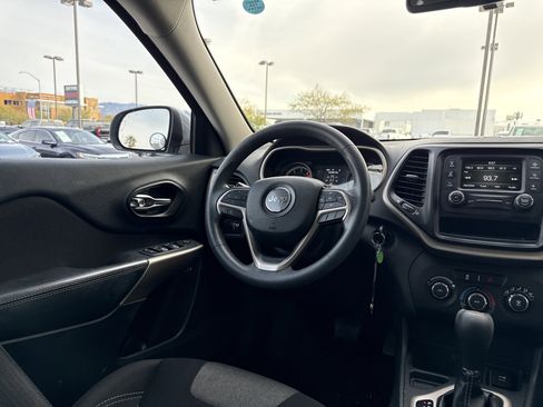 Used 2018 Jeep Cherokee Latitude image 18