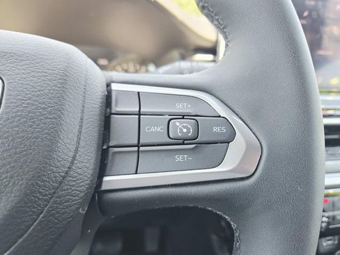 Certified 2025 Jeep Compass Latitude w/ Sun & Sound Group AWD/4WD image 21