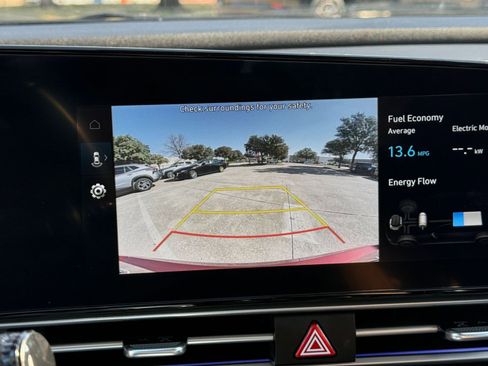 Used 2025 Hyundai Elantra Limited image 17