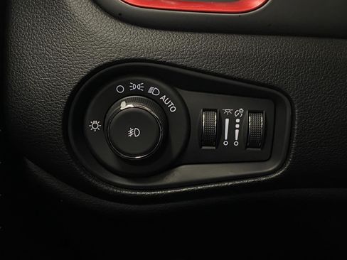 Used 2019 Jeep Renegade Trailhawk AWD/4WD image 14