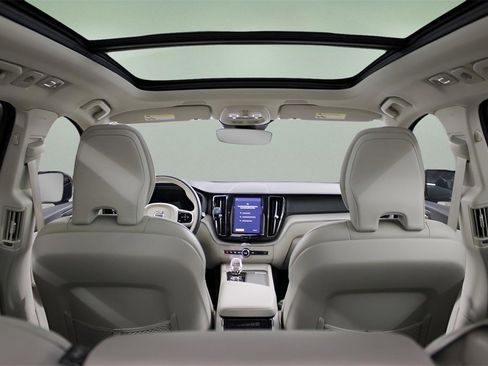 Certified 2023 Volvo XC60 B5 Ultimate w/ Climate Package image 10