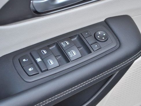 Used 2024 Chrysler Pacifica Touring-L image 16