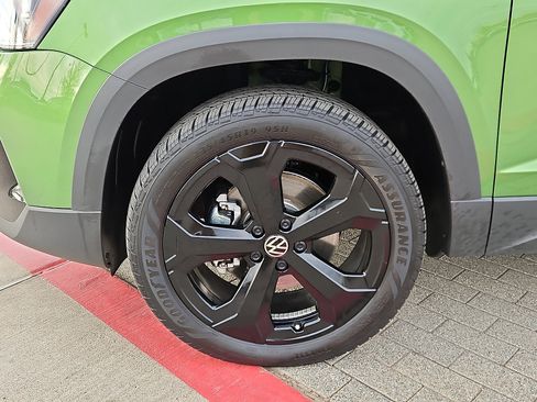 Certified 2025 Volkswagen Taos SE image 5