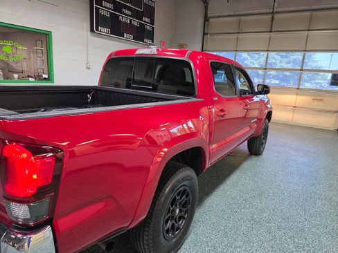 Used 2021 Toyota Tacoma SR5 AWD/4WD image 7