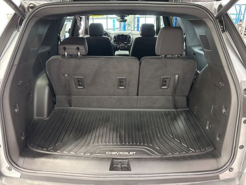 Used 2023 Chevrolet Traverse LT w/ Rear Camera Mirror Package image 36