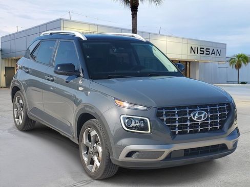 Used 2024 Hyundai Venue Limited FWD image 8