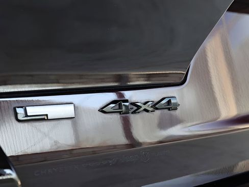 Used 2023 Jeep Grand Cherokee L Limited w/ Luxury Tech Group II image 18