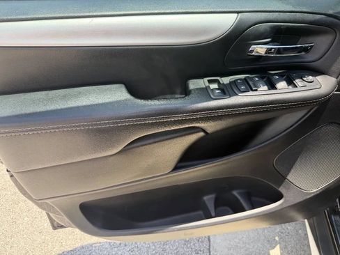 Used 2015 Dodge Grand Caravan SXT w/ Blacktop Package FWD image 23
