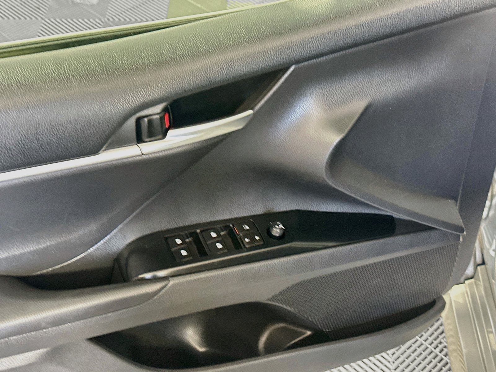 Used 2018 Toyota Camry LE FWD image 17