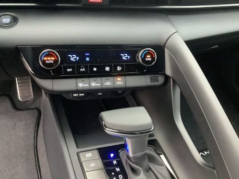 Certified 2025 Hyundai Elantra Sport image 33