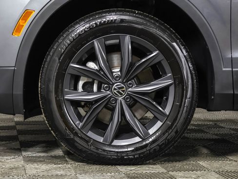 Used 2024 Volkswagen Tiguan SE image 19