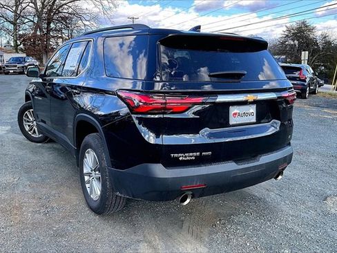 Used 2023 Chevrolet Traverse LT image 3