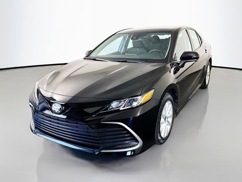 Used 2021 Toyota Camry LE image 4