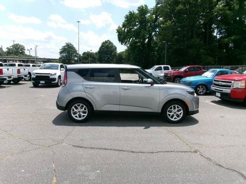 Used 2025 Kia Soul LX w/ LX Technology Package FWD image 5