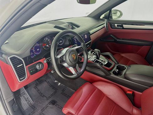 Certified 2022 Porsche Cayenne Platinum Edition image 4