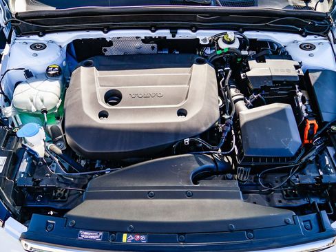 Used 2025 Volvo XC40 B5 Core image 31