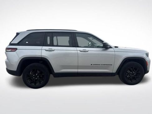 Used 2024 Jeep Grand Cherokee Altitude AWD/4WD image 11