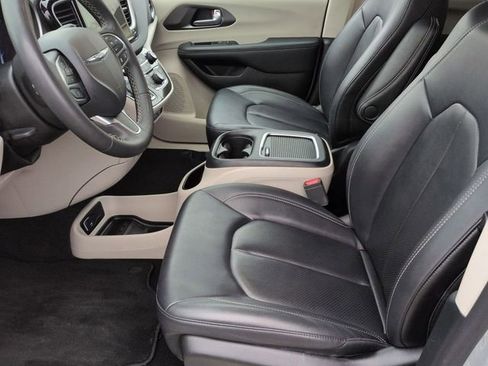 Certified 2024 Chrysler Pacifica Touring-L image 12