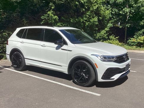 Used 2023 Volkswagen Tiguan SE R-Line AWD/4WD image 10