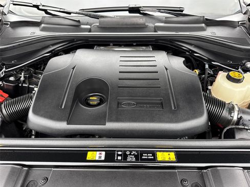 Used 2025 Land Rover Range Rover SE AWD/4WD image 8