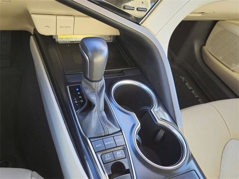 Used 2020 Toyota Camry XLE image 19