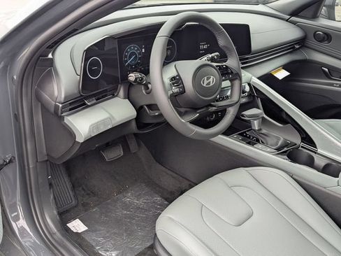 Used 2025 Hyundai Elantra Limited FWD image 8