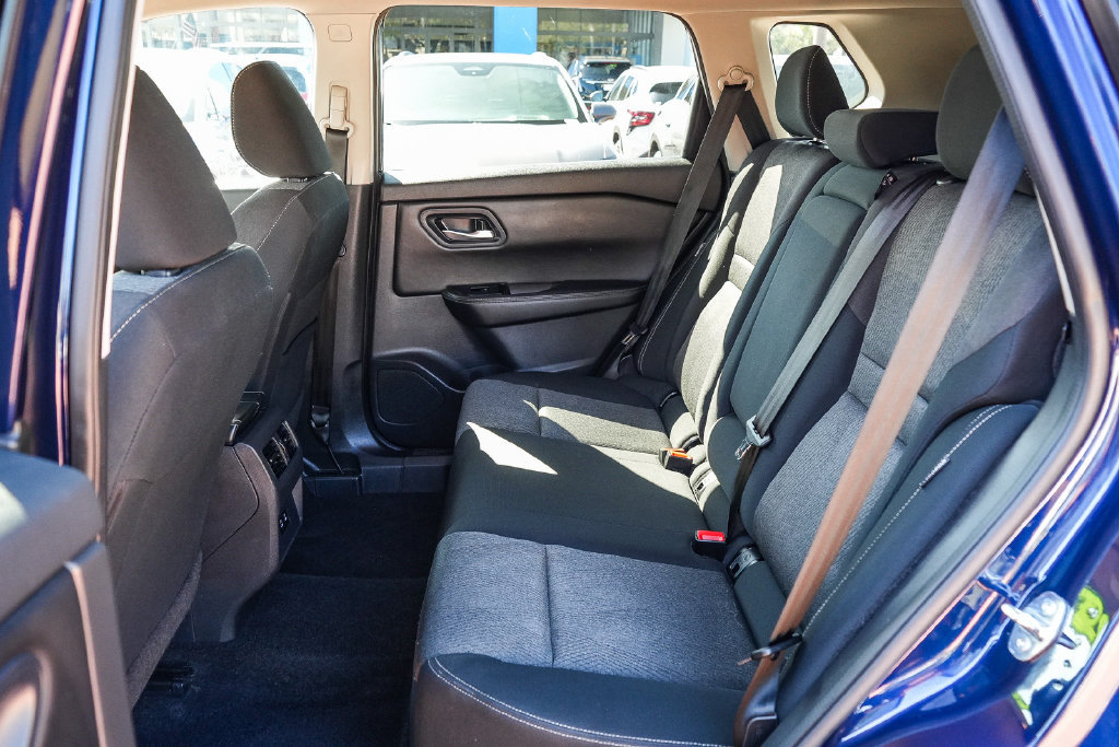 Used 2024 Nissan Rogue SV FWD image 17