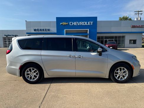 Used 2023 Chrysler Pacifica Touring-L FWD image 2