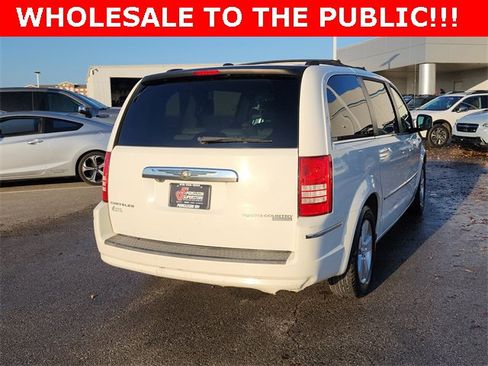 Used 2010 Chrysler Town & Country Touring image 3