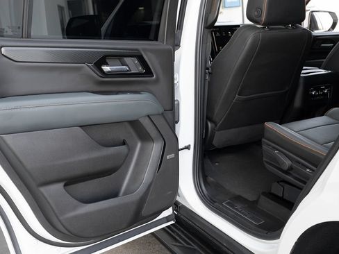 Used 2025 GMC Yukon AT4 AWD/4WD image 45