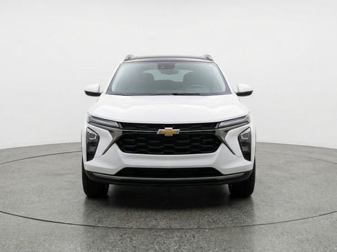 Used 2025 Chevrolet Trax LT image 2