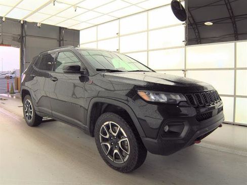 Used 2024 Jeep Compass Trailhawk AWD/4WD image 2