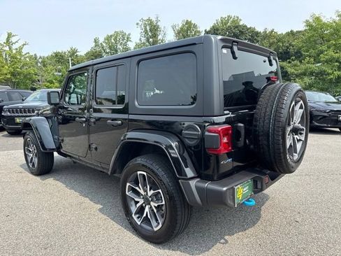 Used 2024 Jeep Wrangler Unlimited w/ Convenience Group AWD/4WD image 17