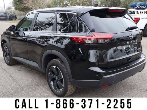 Used 2024 Nissan Rogue SV image 3