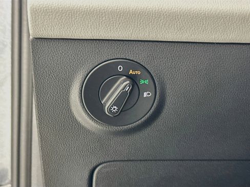 Used 2022 Volkswagen Taos SE FWD image 10