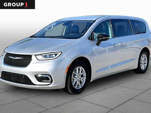 Used 2024 Chrysler Pacifica Touring-L FWD image 1